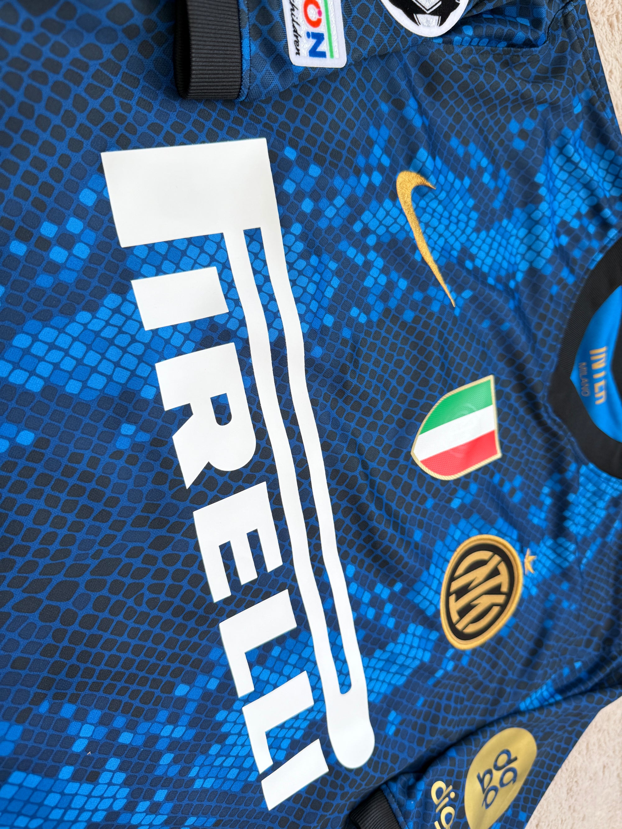 Inter Milan 2021/22 Lautaro UCL Sponsor Swap Football Shirt - Medium